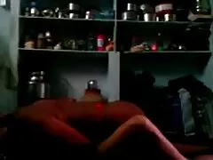 અરીસાની બાજુમાં બાથરૂમમાં દેશી સેક્સી